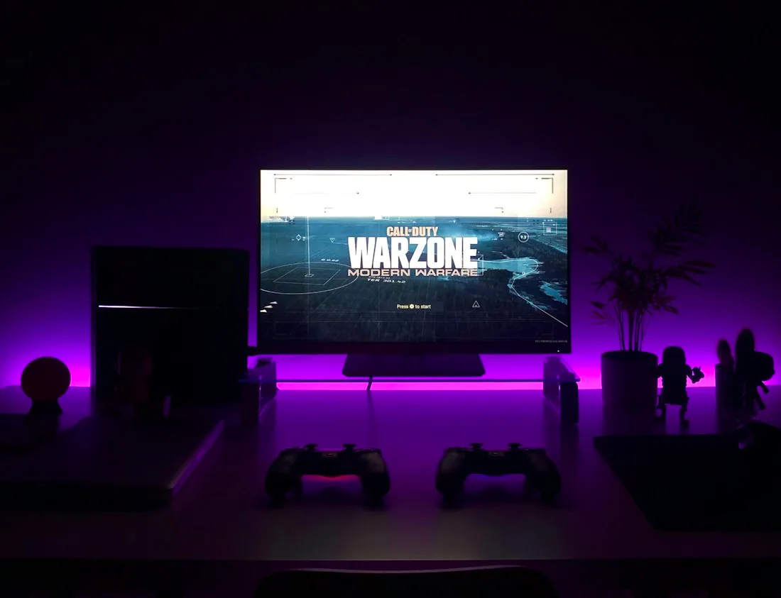 Espaço de jogos com iluminação e equipamentos de videogame