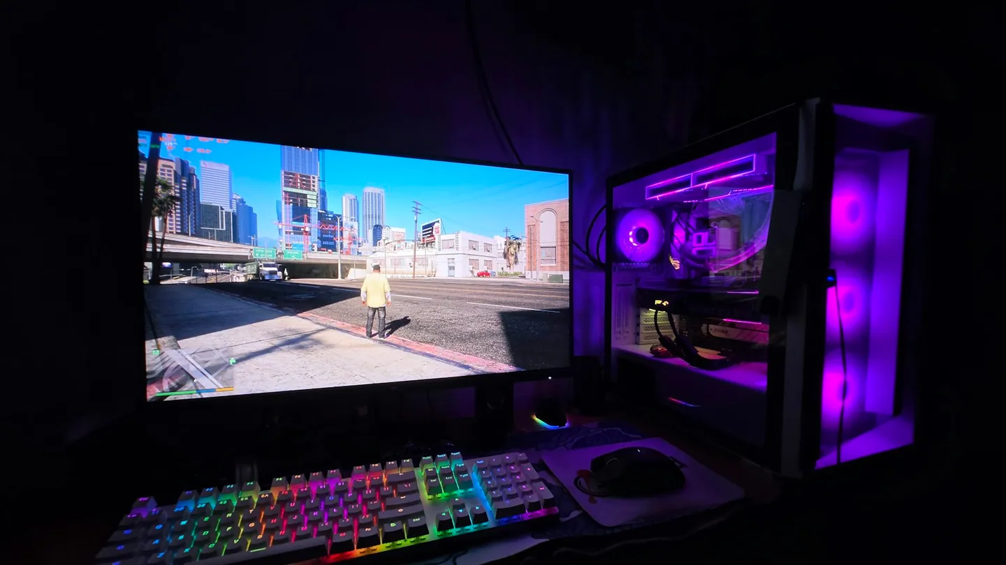 Foto ilustrativa: PC gamer iluminado com jogos em um monitor. Imagem do acervo Unsplash.