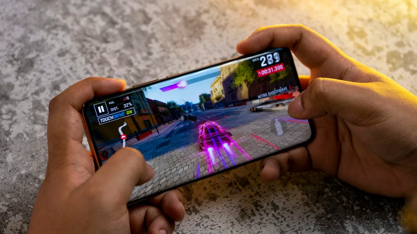 Foto ilustrativa: jogador usando smartphone para jogar. Imagem do acervo Unsplash.