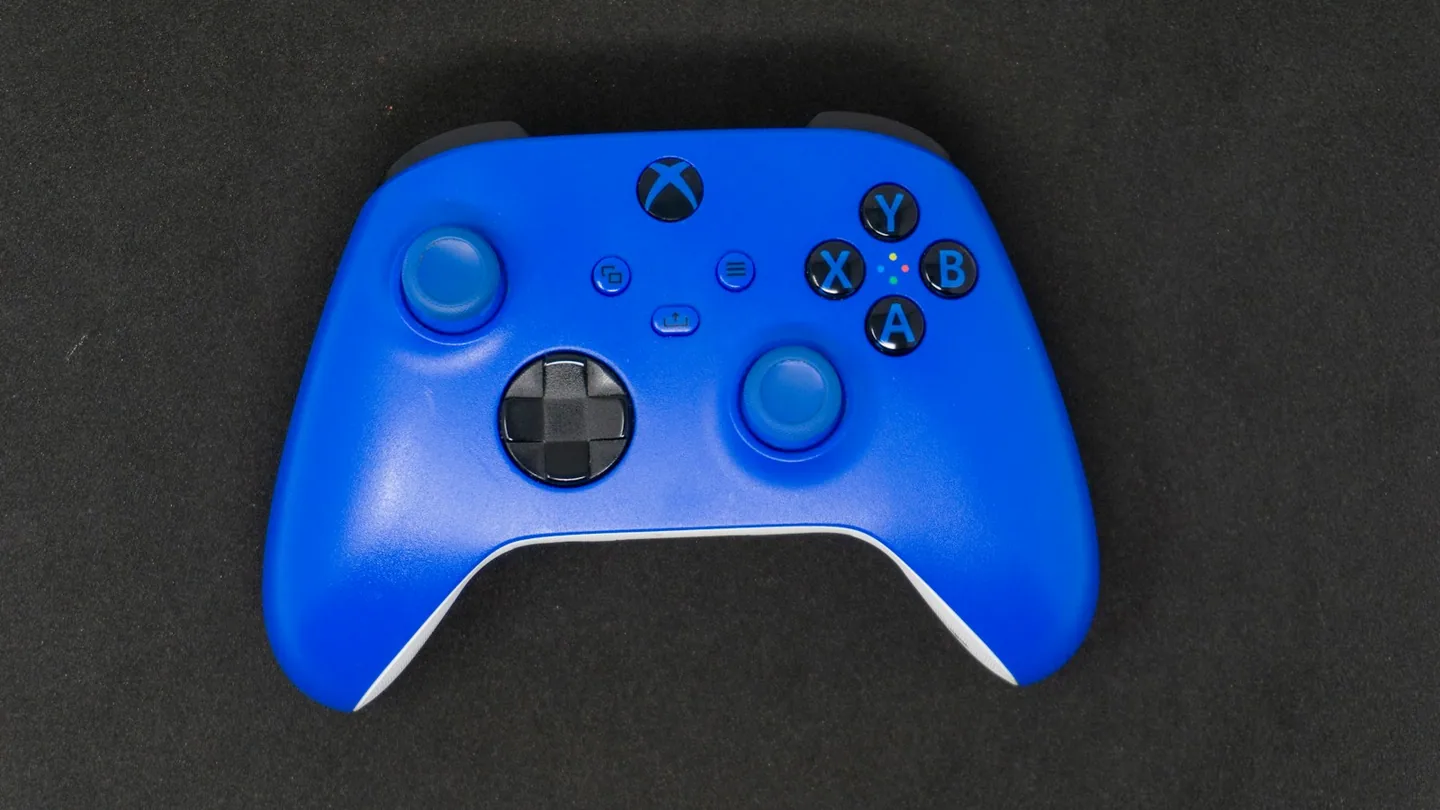 Foto ilustrativa: controle de videogame azul sobre fundo azul. Imagem do acervo Unsplash.